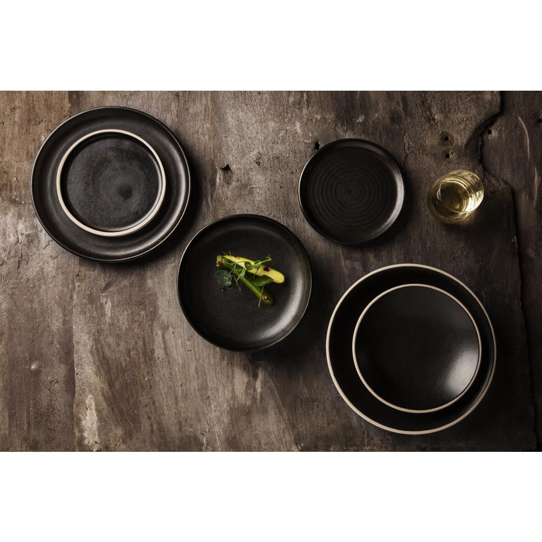 Assiettes plates noir mat Olympia Canvas 18 cm (Lot de 6) - NISBETS