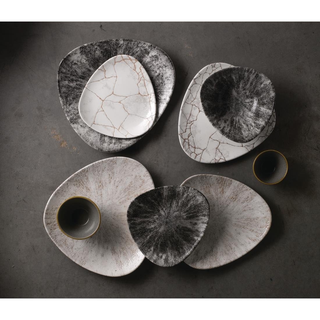 Assiettes triangulaires Churchill Studio Prints Kintsugi Agate Grey Lotus 228mm (Lot de 12)