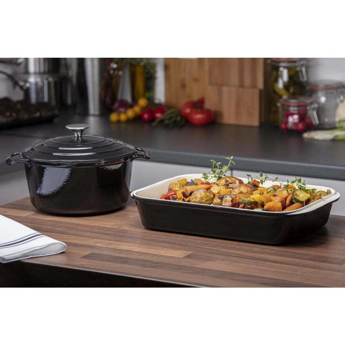 Ensemble 1 cocotte et 1 plat à rôtir en fonte Vogue Cook Like A Pro - NISBETS