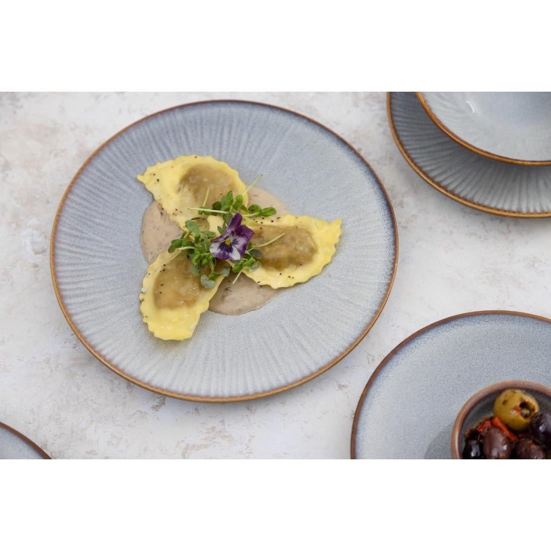 Assiettes plates Olympia Drift en relief gris 180mm (lot de 6)