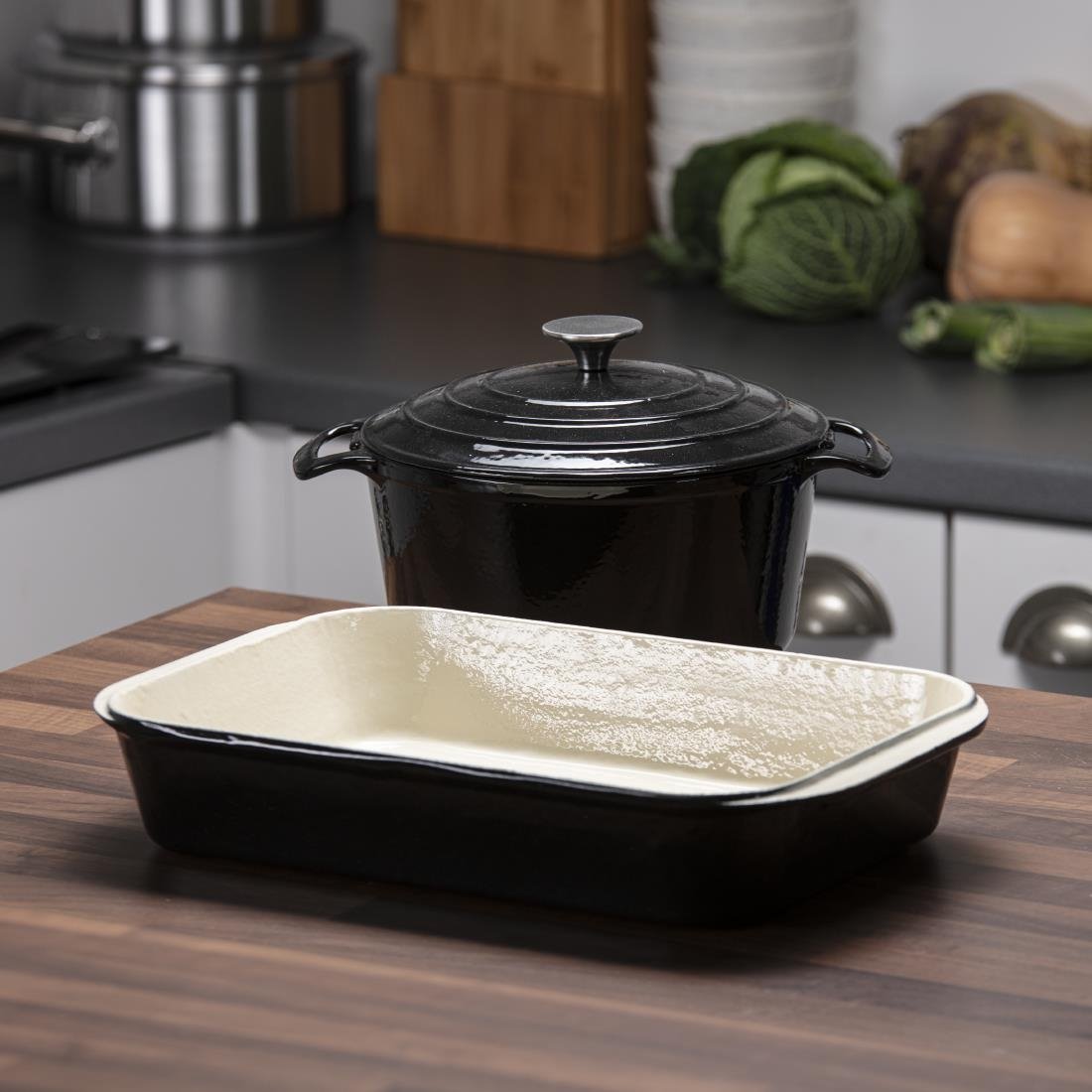 Ensemble 1 cocotte et 1 plat à rôtir en fonte Vogue Cook Like A Pro - NISBETS