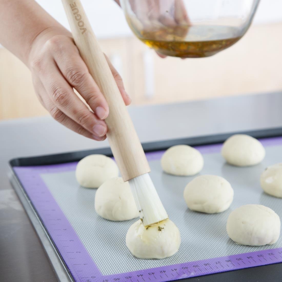 Pinceau à pâtisserie rond à manche en bois Vogue 25 mm - NISBETS