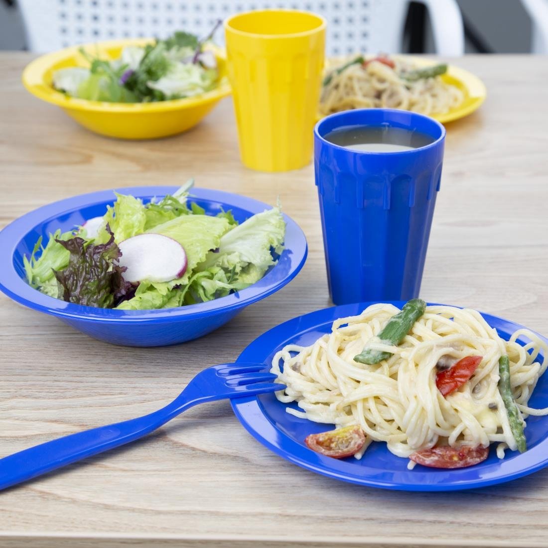 Assiettes en polypropylène Olympia Kristallon bleues 230mm (lot de 12)