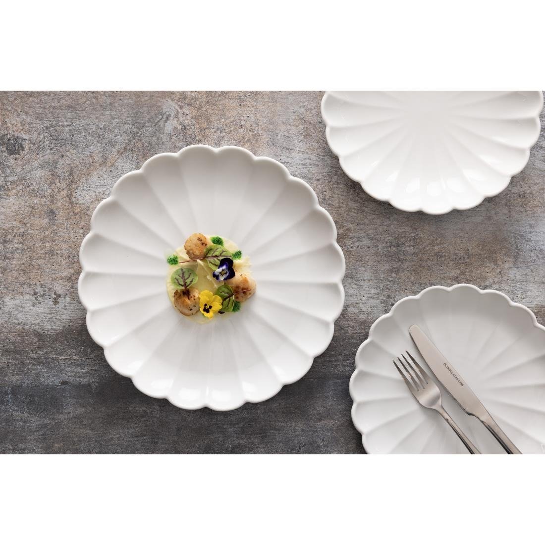 Assiettes festonnées Olympia Bloom blanches 276 mm (lot de 4) - NISBETS