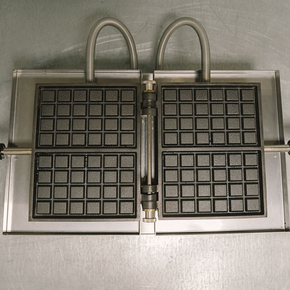 Gaufrier électrique ouverture 180° - basculement gauche / droite - 4 x 6 Fourrée - KRAMPOUZ