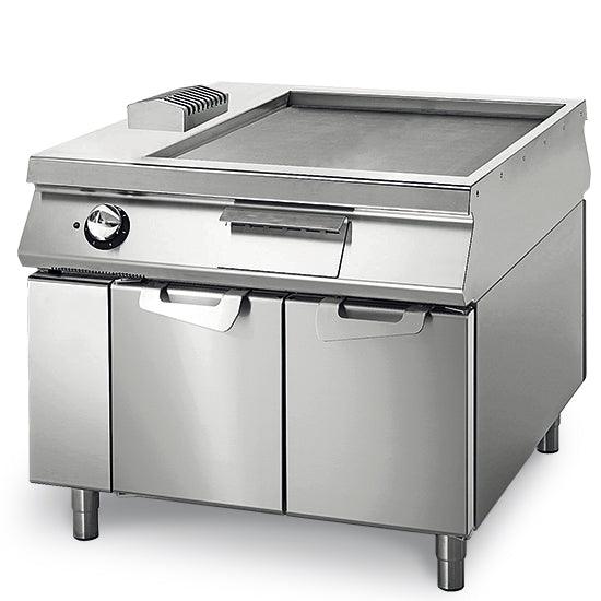 Fry-top électrique lisse sur coffre avec portes, tableau de contrôle sur deux côtès