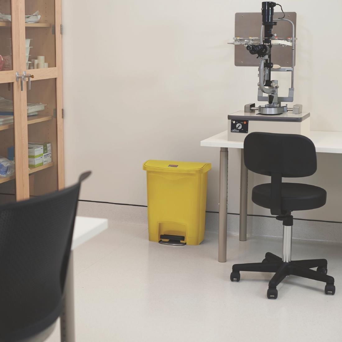 Poubelle à pédale frontale large Slim Jim Step-On Rubbermaid jaune 30L - FRANCE CHR