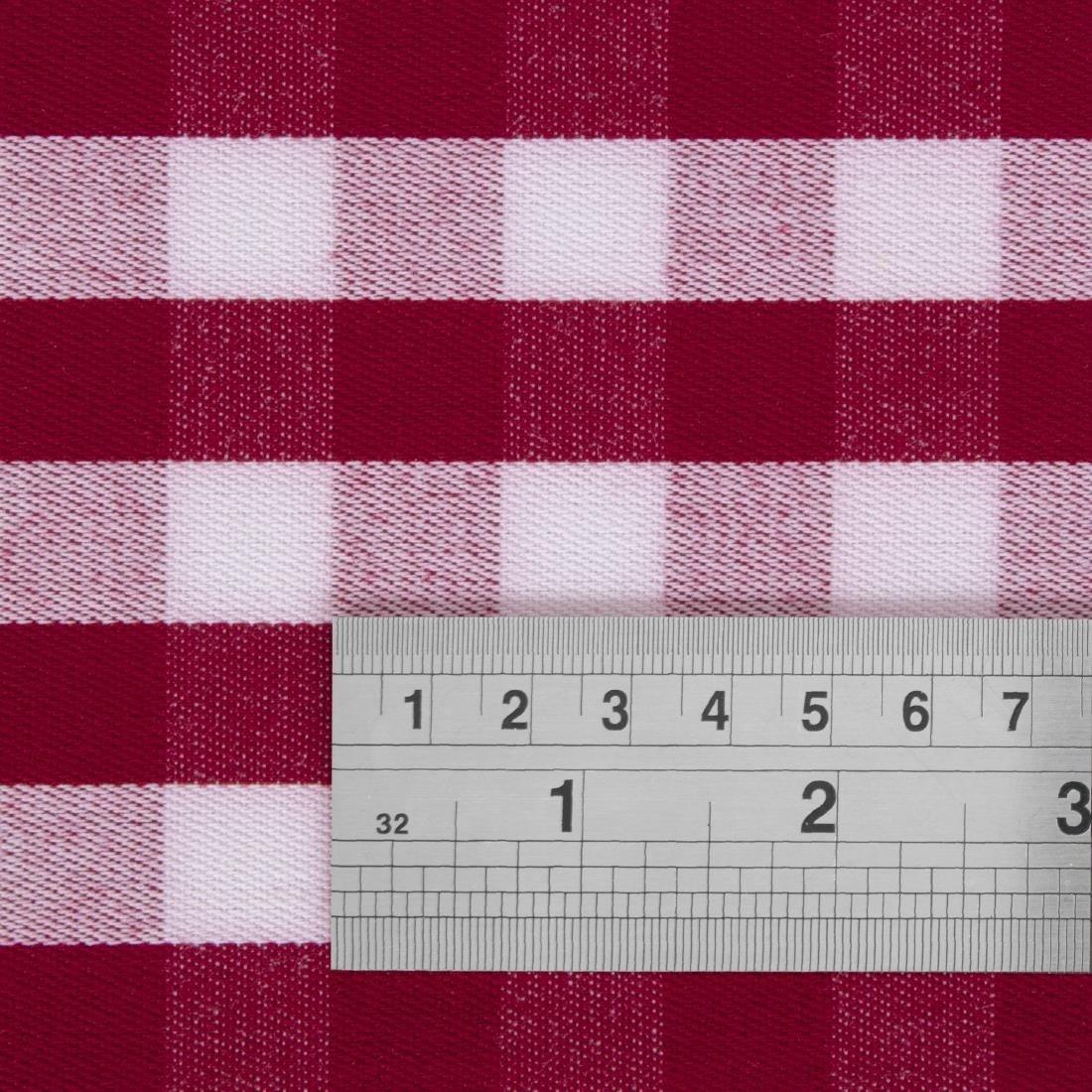 Nappe carrée à carreaux rouges en polyester Mitre Comfort Gingham 1320 x 1320mm - FRANCE CHR