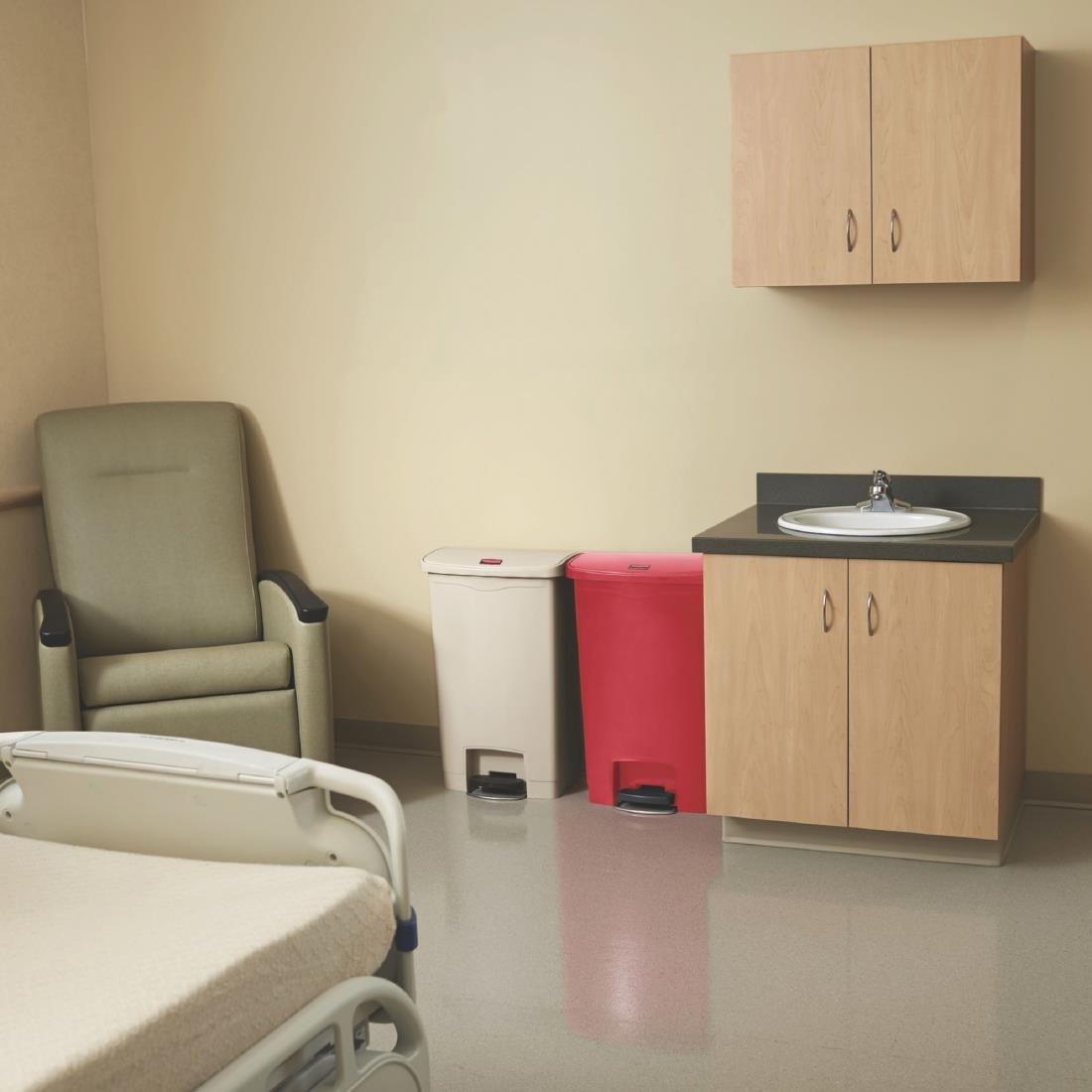 Poubelle à pédale frontale Rubbermaid Slim Jim rouge 50L - FRANCE CHR