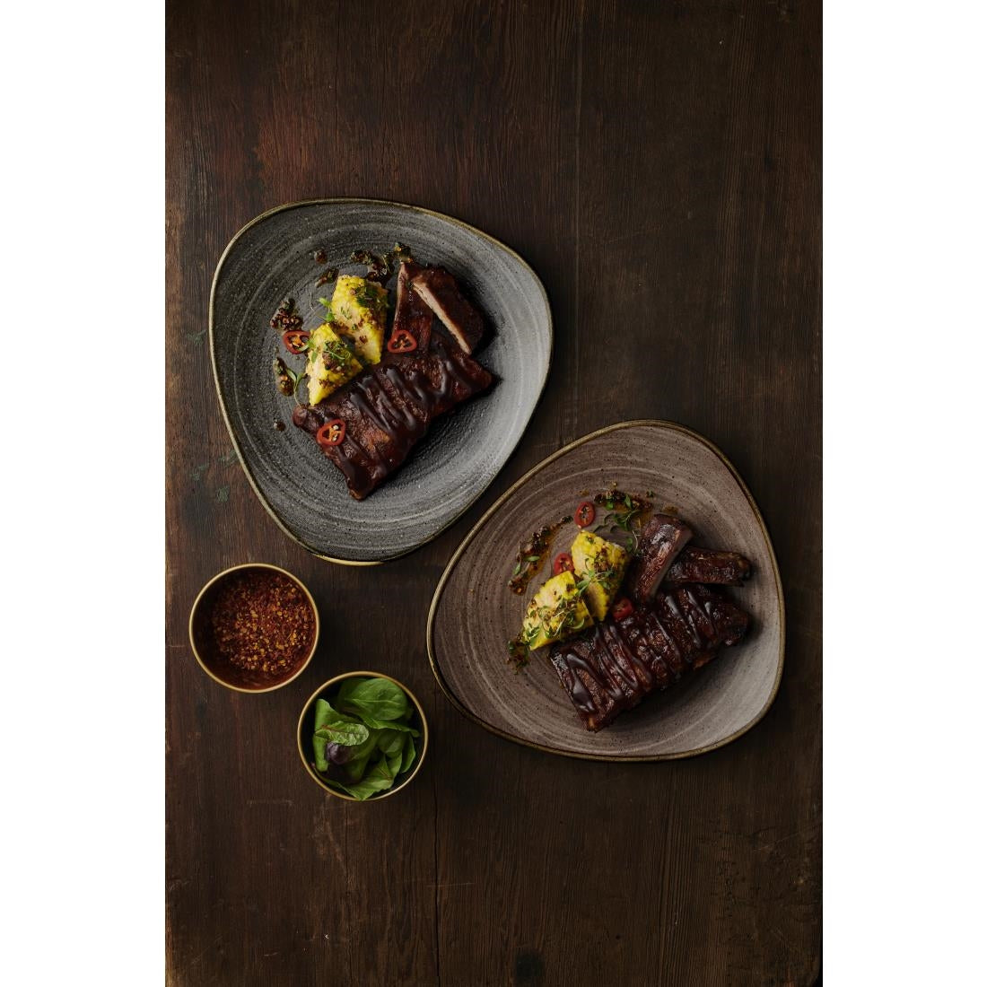 Assiettes Lotus Churchill Stonecast Raw noires 254mm (Lot de 12)