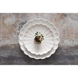 Assiettes festonnées Olympia Bloom blanches - NISBETS
