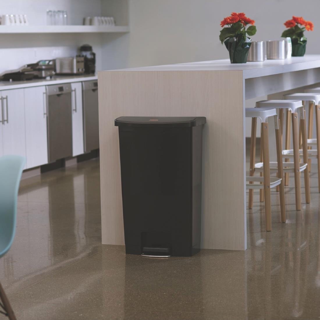 Poubelle à pédale frontale Rubbermaid Slim Jim noire 68L - NISBETS