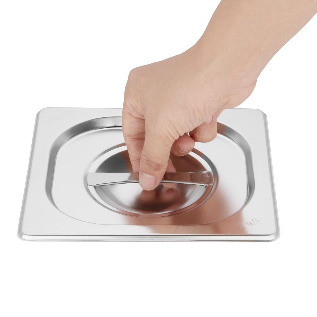 Ensemble de bacs GN 1/3 et 4 x 1/6 en inox avec couvercles Vogue - NISBETS