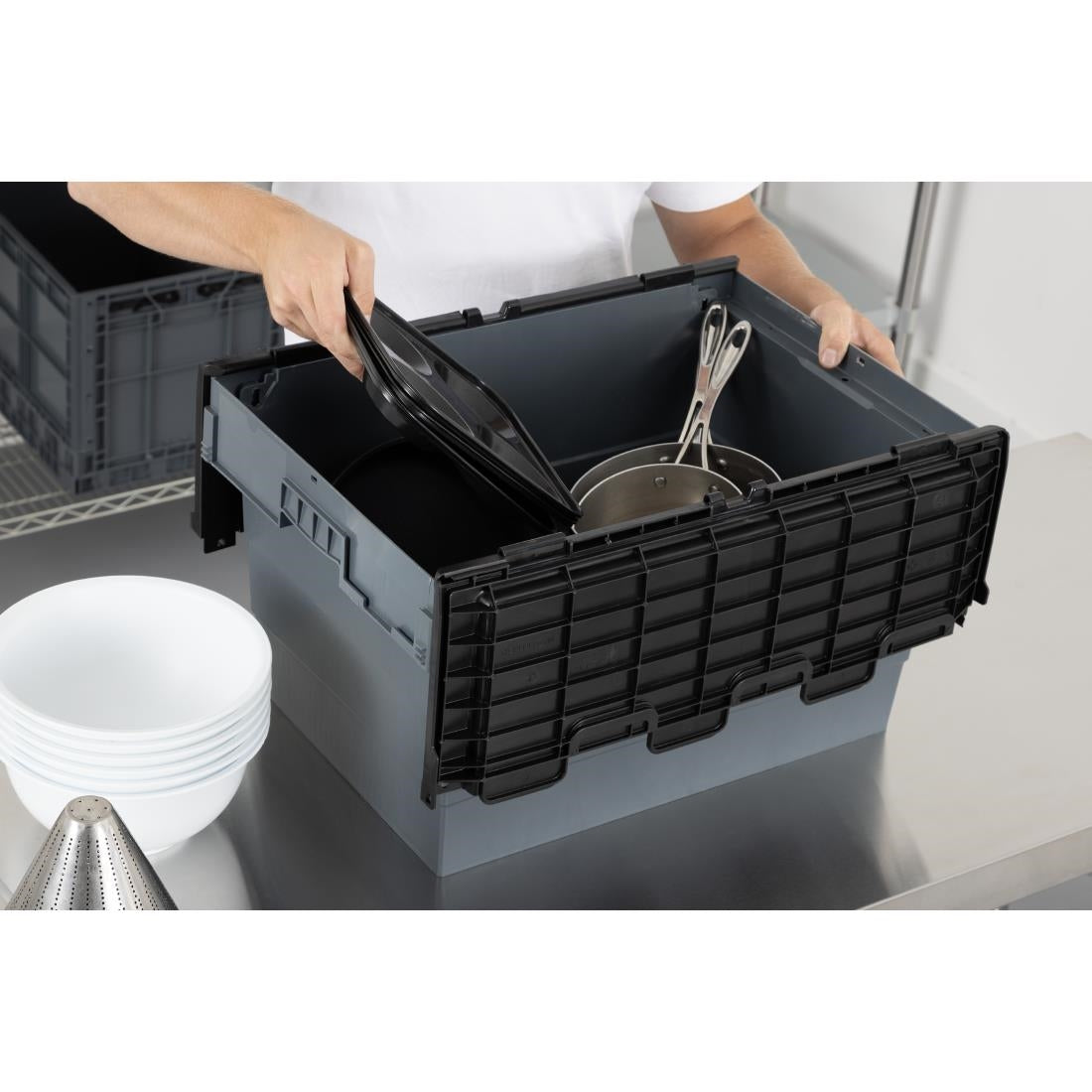 Caisse de transport/stockage en plastique Vogue avec couvercle attaché 600x400x320mm