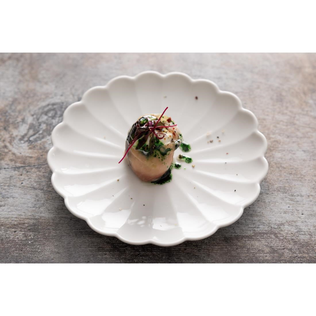Assiettes festonnées Olympia Bloom blanches - NISBETS