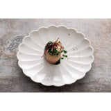 Assiettes festonnées Olympia Bloom blanches - NISBETS