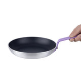 Poêle en aluminium antiadhésive Hygiplas Teflon Platinum Plus avec poignée violette 24cm - NISBETS