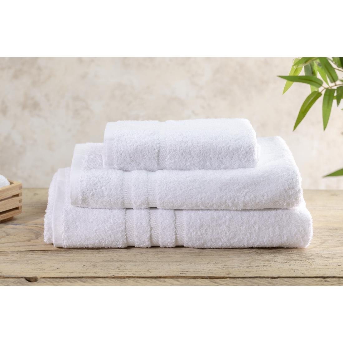 Serviette de douche Mitre Comfort Nova blanche - NISBETS