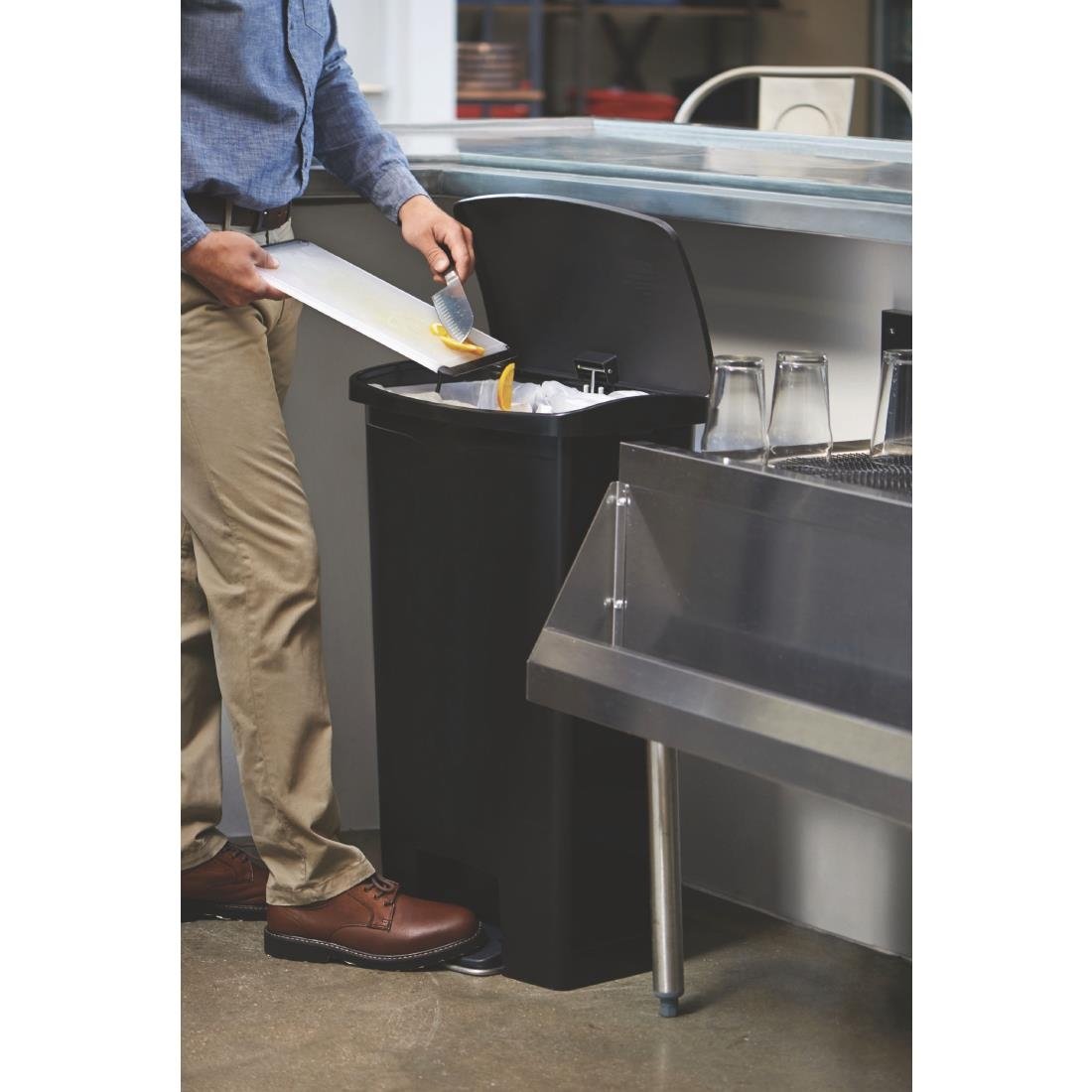 Poubelle à pédale frontale Rubbermaid Slim Jim noire 68L - NISBETS