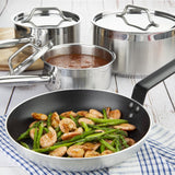 Ensemble 4 pièces casseroles avec couvercles et poêle Nisbets Essentials Cook Like A Pro