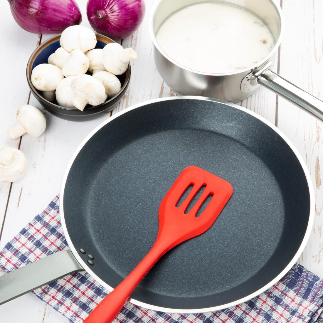 Poêle à crêpes antiadhésive en aluminium anodisé Vogue Platinum Plus 300mm