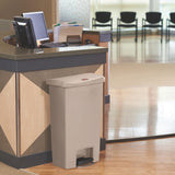 Poubelle à pédale frontale Rubbermaid Slim Jim beige 50L - NISBETS