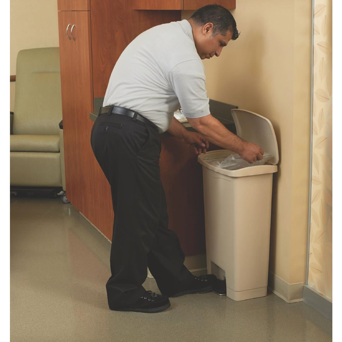 Poubelle à pédale frontale Rubbermaid Slim Jim beige 50L - NISBETS
