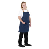 Tablier court Southside en denim bleu avec attaches marron clair