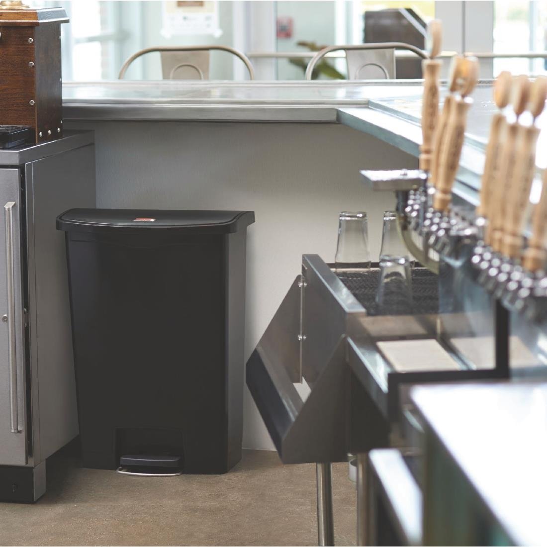 Poubelle à pédale frontale Rubbermaid Slim Jim noire 68L - NISBETS